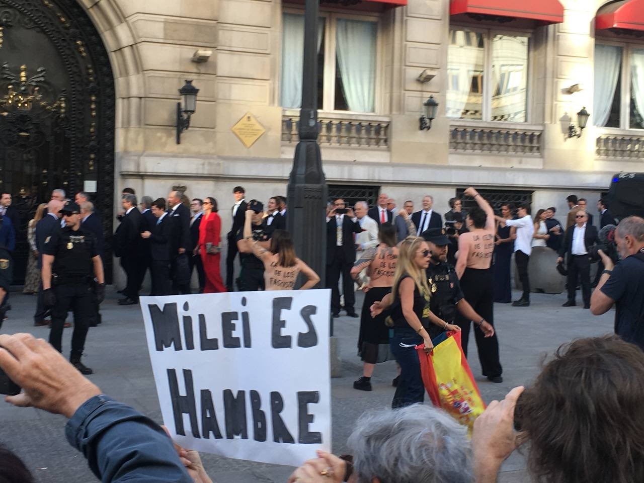 Grupo defensor de las mujeres repudió a Milei en Madrid (Video)