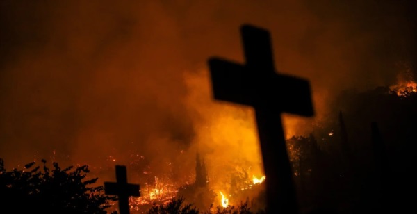 En la ciudad de Latas el fuego llegó hasta el cementerio local. (Foto Reuters).