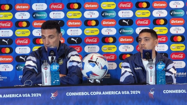 Scaloni estuvo en la conferencia acompañado de Nahuel Molina.