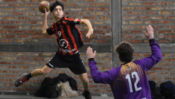 Independiente derrotó a Cumehue por 28-25 en un partidazo de Juveniles. (Foto: Norman Evans/Jornada).