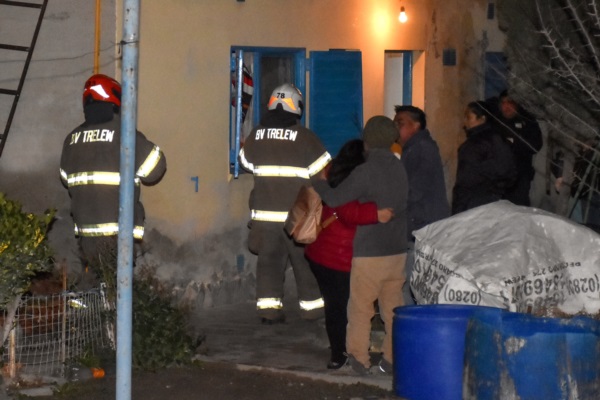 El momento en que Policía y Bomberos acuden a la vivienda de la víctima. Foto: Sergio Esparza/Diario Jornada.