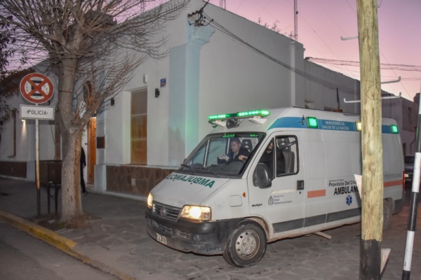 La ambulancia se lleva a un detenido intoxicado por el humo. Foto: Sergio Esparza/Jornada