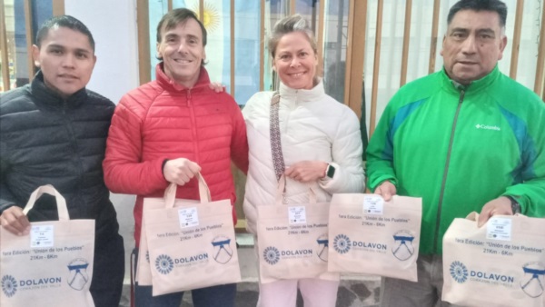 Atletas de Dolavon y Gaiman durante la entrega de kits.