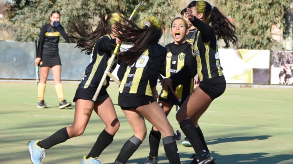 Festejo de Deportivo Madryn en 7ma. (Foto: Norman Evans/Jornada).