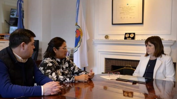 Noelia Alderete, la madre de Gonzalo Guenchur, con Patricia Bullrich.