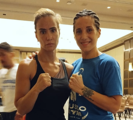 Kalliopi Kourouni y Soledad Matthysse luego del pesaje. Las expresiones lo dicen todo.