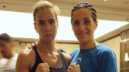 Kalliopi Kourouni y Soledad Matthysse luego del pesaje. Las expresiones lo dicen todo.