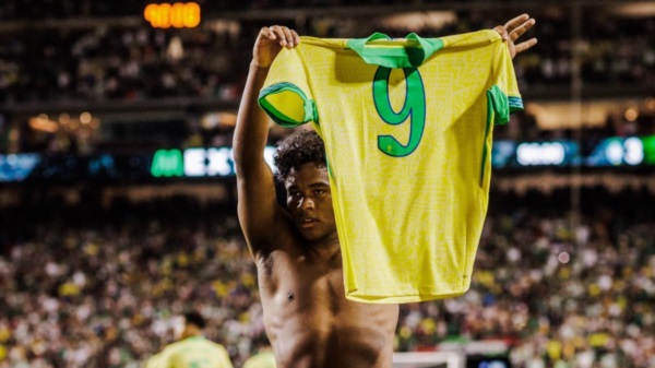 Con solo 17 años, Endrick luce la camiseta número 9 de Brasil.