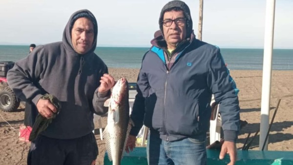 Ginés con el róbalo que le dio el millón de pesos. (Foto: Fabián Araneda).