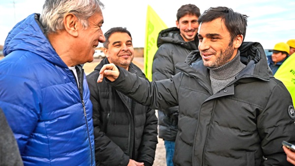 Torres saludando a Beliz. Detrás, Rodrigo Gaitan, titular de Chubut Fideicomisos, y Mariano Eliceche.