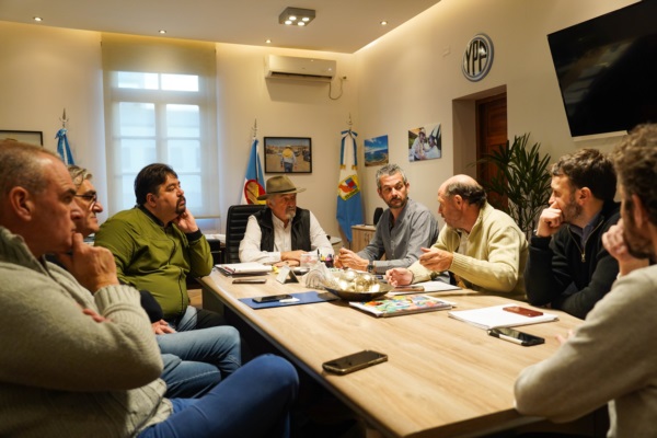 El intendente Macharashvili recibió en su despacho a Guillermo Almirón, Juan José Rivera y otros funcionarios.