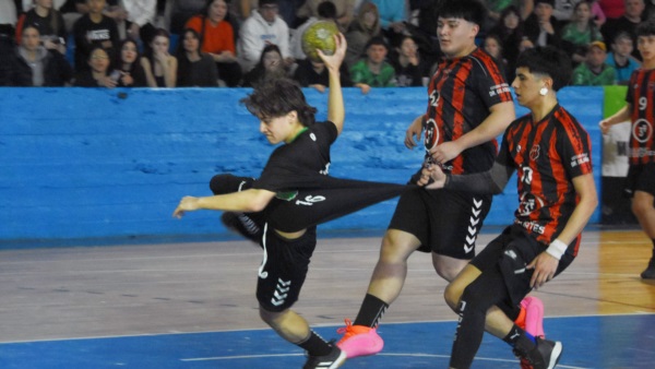Luca García se prepara para anotar para Muzio, en la final de Juveniles.