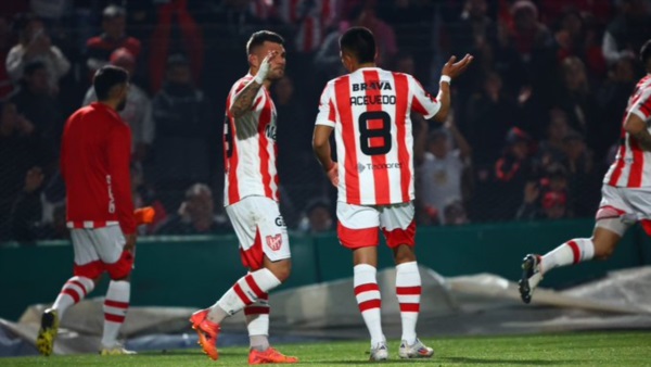 El Instituto de Dabove llegó a los 13 puntos y alcanzó a Talleres, Huracán y Unión en la cima del torneo.
