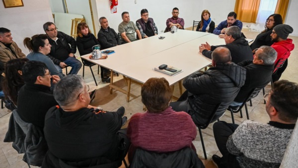 Dirigentes vecinales con autoridades municipales y la falta de luminarias en Rawson. 