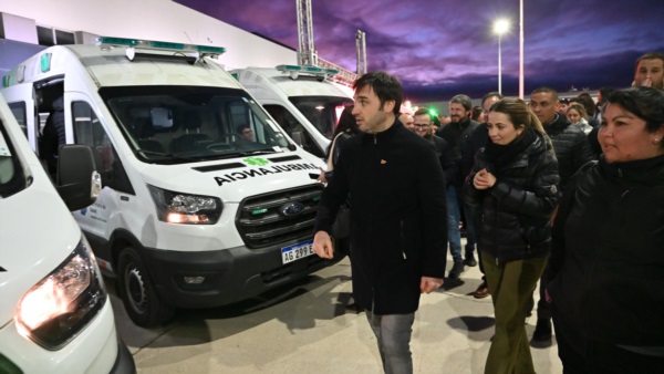 El gobernador Ignacio Torres de recorrida observando las flamantes ambulancias.