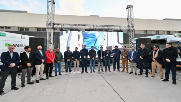 Los representantes municipales destacaron la entrega de las ambulancias.