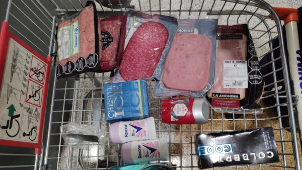 Fiambres, carne, desodorantes y perfumes recuperados por la Policía.
