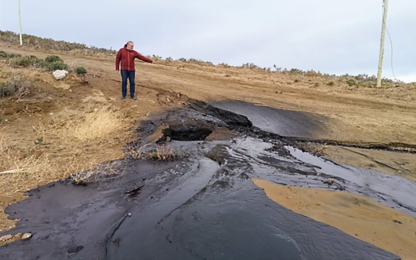 Postal del último derrame de hidrocarburos de YPF en Comodoro.