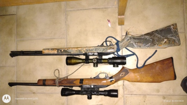 Las armas largas con mira telescópica secuestradas por la Policía.