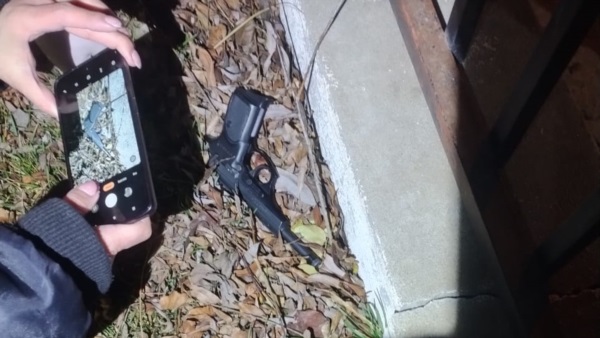 El arma de fuego fue hallada en un lote baldío.
