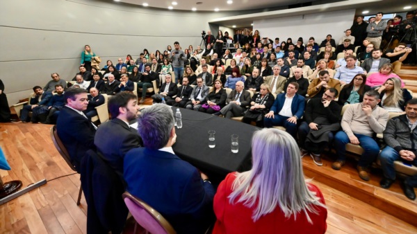 El gobernador en la Legisltura. Foto: Daniel Feldman / Diario Jornada