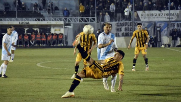 Mitre y Temperley igualaron 0 a 0 y definieron en los penales.