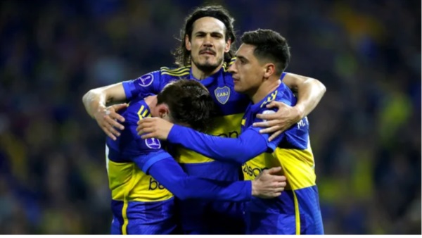 Los uruguayos Edinson Cavani y Miguel Merentiel celebrando sus goles.