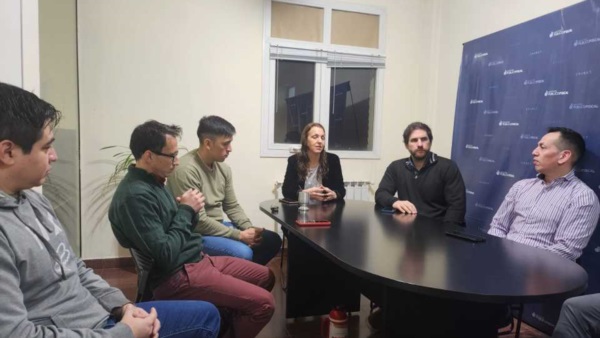 La fiscal María Bottini junto a su personal y de la Brigada de Investigaciones.