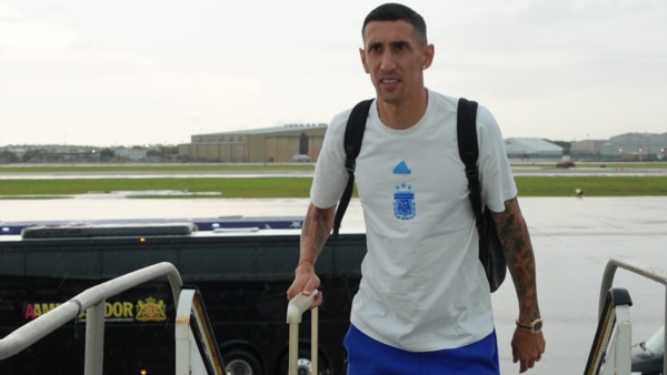 Ángel Di María subiendo al avión, en lo que será uno de los últimos junto a la Albiceleste.
