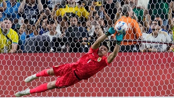 Rochet paró el pimer penal de Brasil que ejecutó Militão.