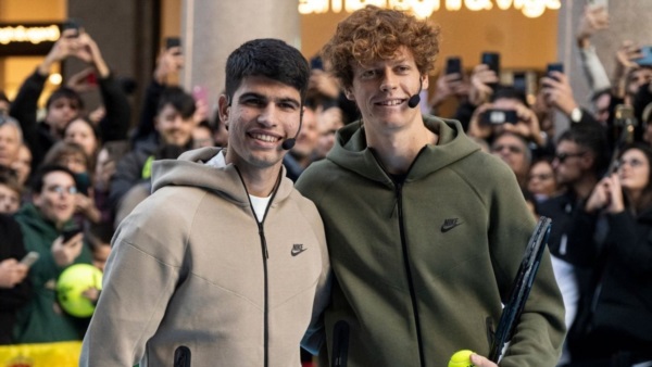 Alcaraz y Sinner avanzan en la Catedral del tenis.