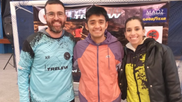 Emanuel Castillo, junto a los organizadores Matías Schiel y Mika Fuentealba.