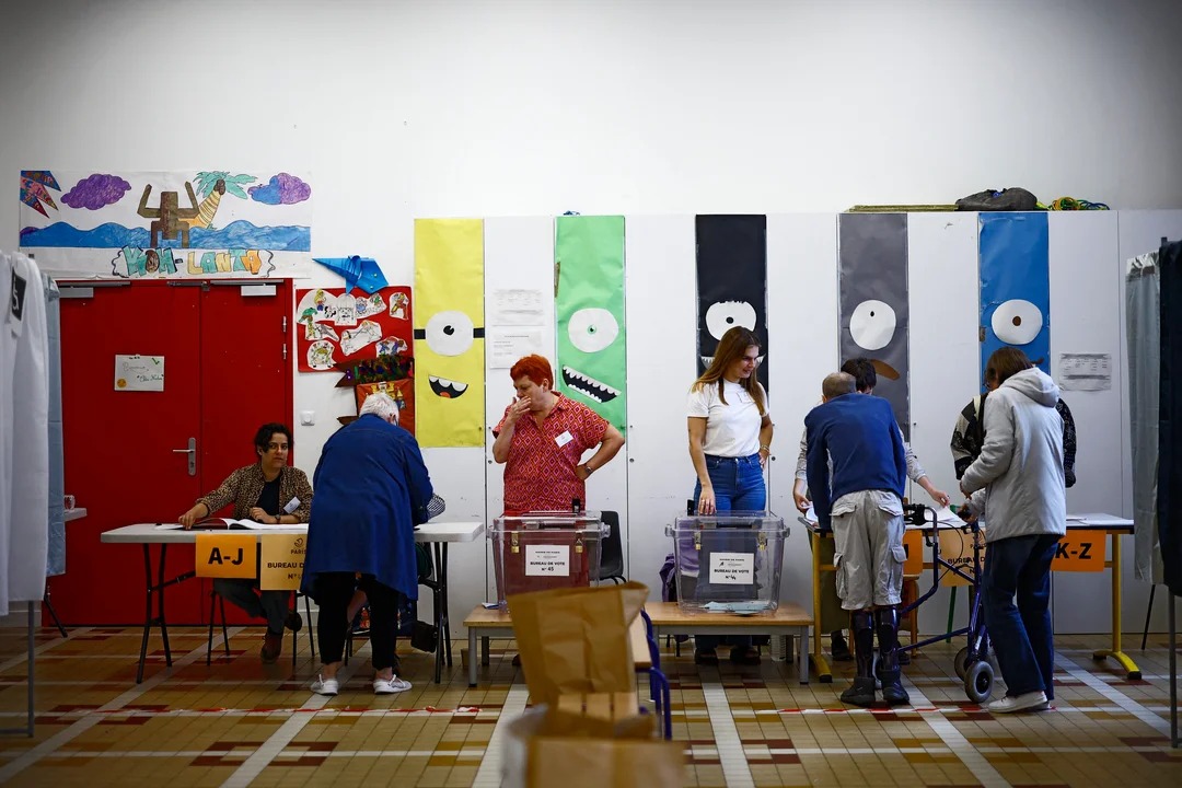 Votantes en la segunda vuelta de las elecciones parlamentarias anticipadas francesas en París Foto Reuters/Sarah Meyssonnier