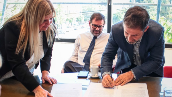 La ministra Camila Banfi, (ahora expresidenta del STJ) firmando el convenio con el Banco. 