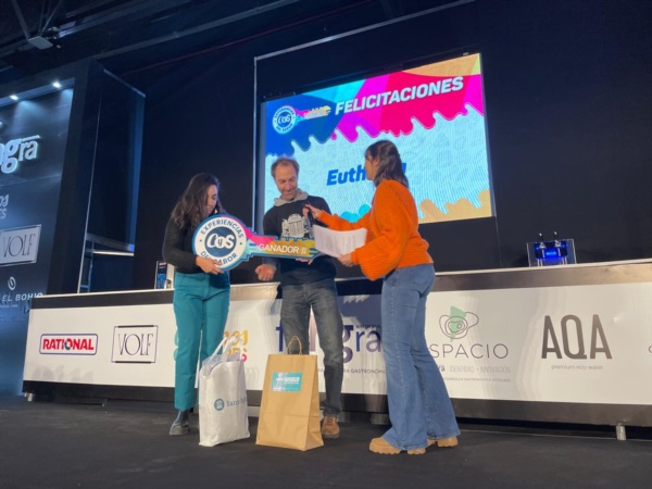 Tomás Bajar, uno de los fundadores de Cerveza Euthopia recibió el premio.