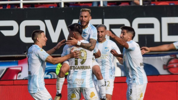 Sobre el final, Renzo Tesuri marcó el único gol que le dio la victoria ante San Lorenzo.