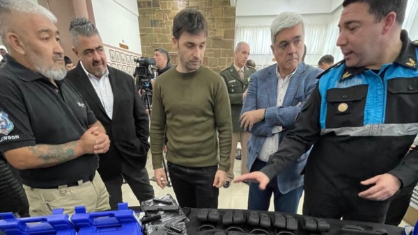 El jefe de la Policía, Andrés García explicando la calidad de armas al gobernador.
