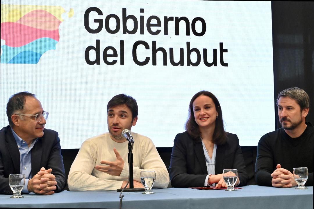 Torres, el secretario de Salud, Sergio Wisky, la presidenta AstraZeneca Cono Sur, Leticia Murray y Merino..