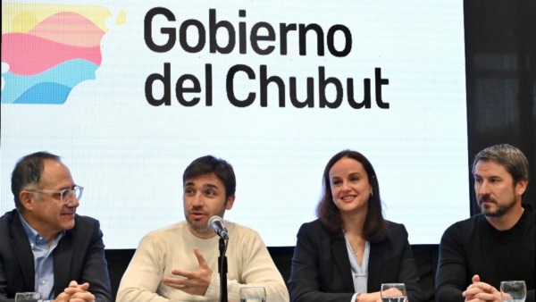 Torres, el secretario de Salud, Sergio Wisky, la presidenta AstraZeneca Cono Sur, Leticia Murray y Merino.. 