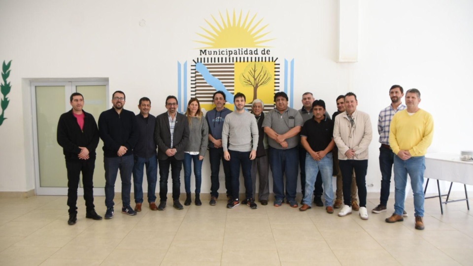 El gobernador Ignacio Torres junto a los intendentes de la Comarca Andina.