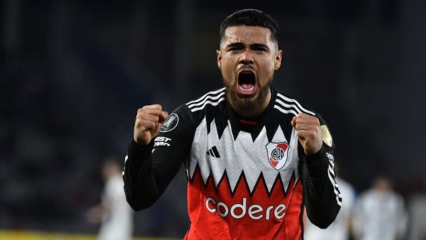 El chileno Paulo Díaz festeja el único tanto del partido.