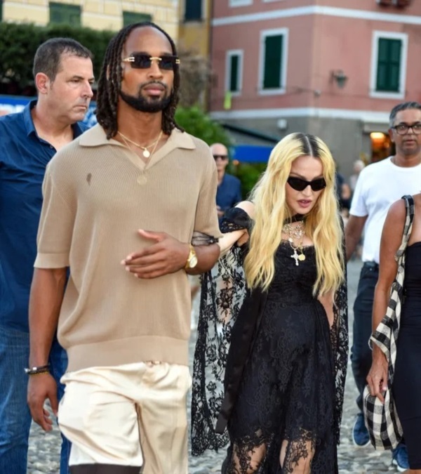 Madonna junto a Akeem Morris en Italia. (Foto: Agencia de Noticias Argentinas/Backgrid UK/The Grosby Group).