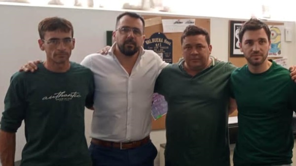 Miembros de la familia de José Crettón con Matías Taccetta e Ignacio Torres.
