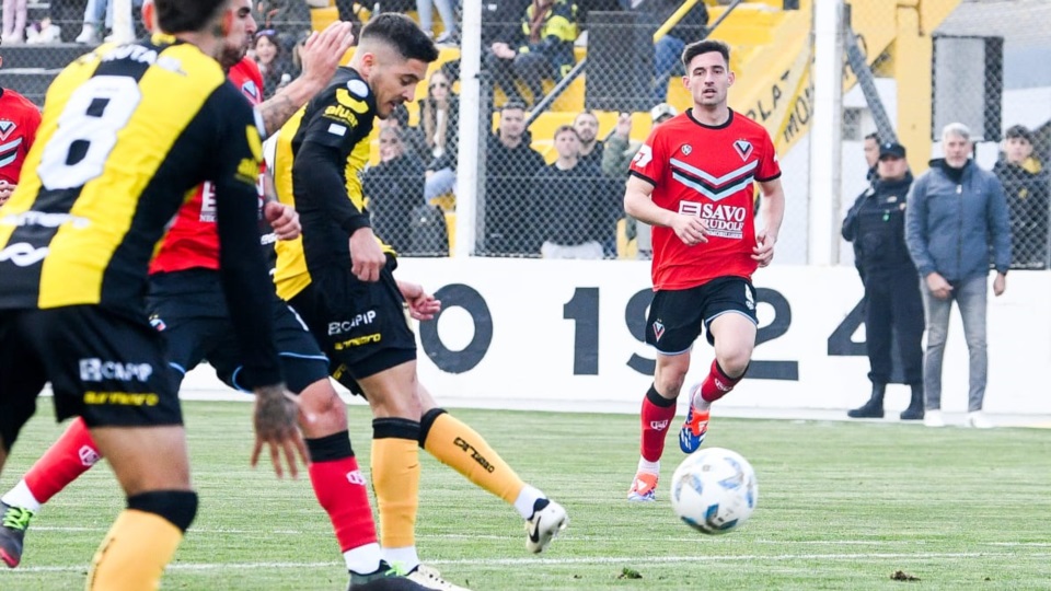 El gol de Nicolás Sánchez que abrió el marcador en el Abel Sastre. (Foto: Mariano Di Giusto/Jornada).