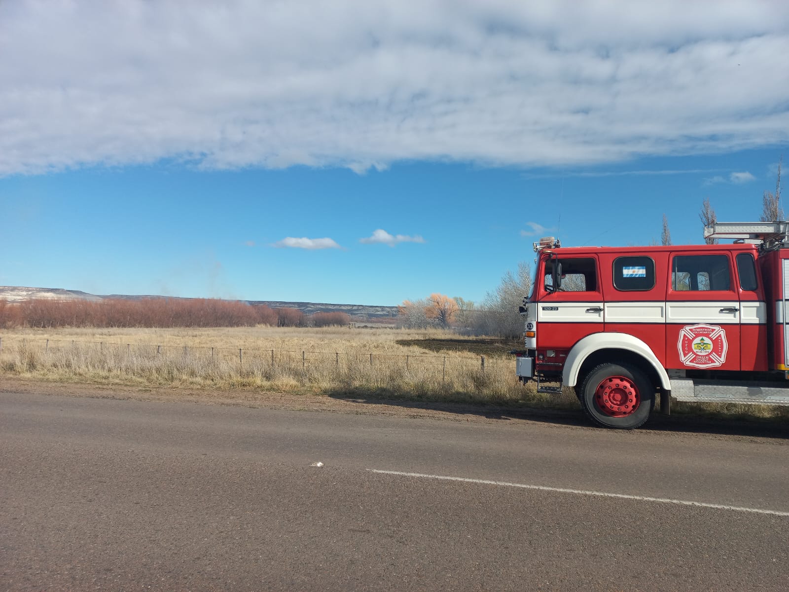 El fuego se desató en la Ruta N° 7. Actuaron los bomberos de Trelew.