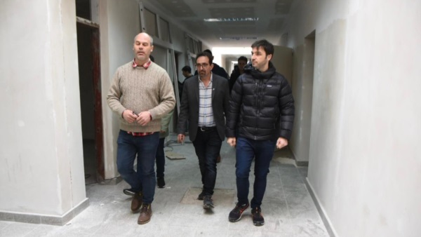 Ignacio Torres de recorrida por el Hospital Rural de Lago Puelo.