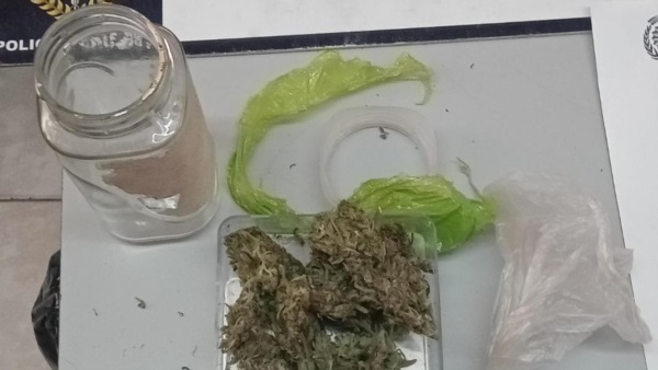 Se secuestró marihuana fragmentada para su comercialización.