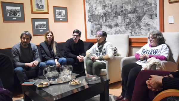Merino y Papaiani con familiares de víctimas de la Masacre de Trelew.