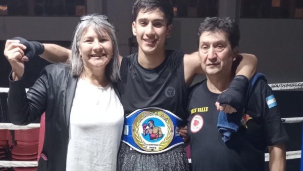 Ignacio Cabezas junto a sus padres tras retener el título Mediano AMBAPA.