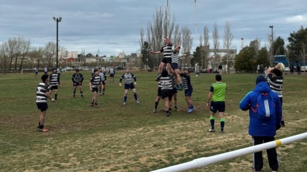 Trelew se trajo un gran triunfo de visitante y lidera el Austral.